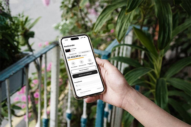 Person med mobil med re:member-app i handen