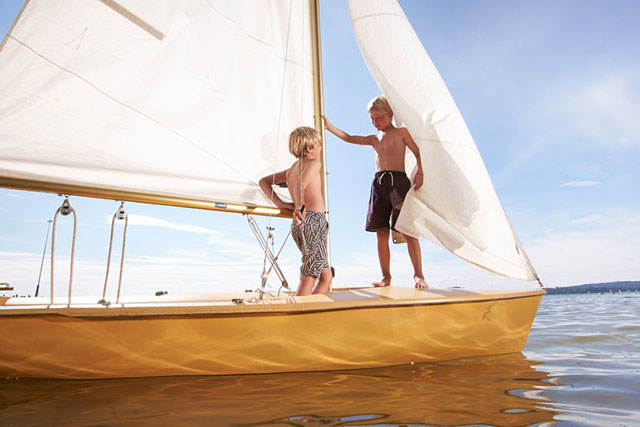 Barn på segelbåt - Upptäck Stockholms skärgård på din semester i Sverige